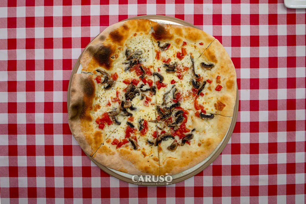 White pizza with mushrooms and tomato